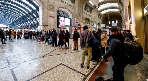 Milano, controlli ai passeggeri in stazione Centrale per le nuove norme dell'emergenza coronavirus